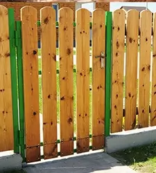 timber fencing to clarify boundary